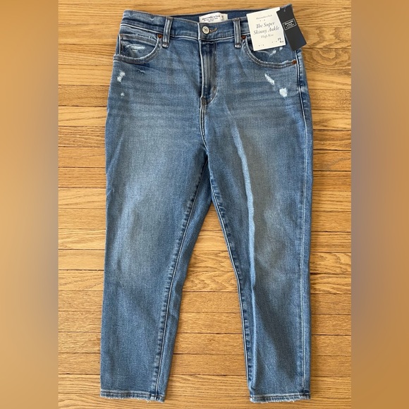 Abercrombie & Fitch “The Super Skinny” High-Rise Jean in Medium Blue - Picture 4 of 7